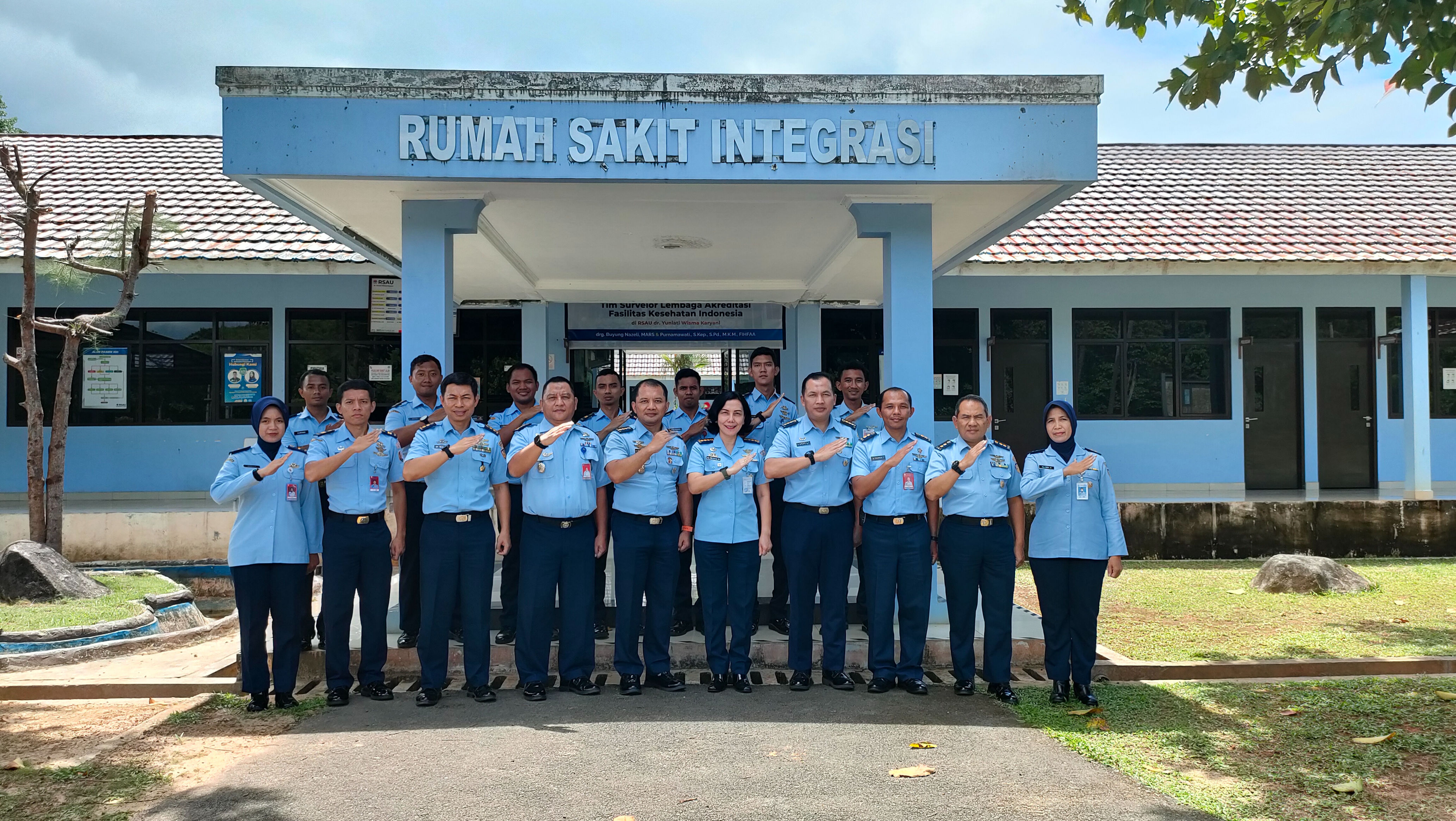 oto bersama tim Lembaga Akreditasi Fasilitas Kesehatan Indonesia Lanud Raden Sadjad.
