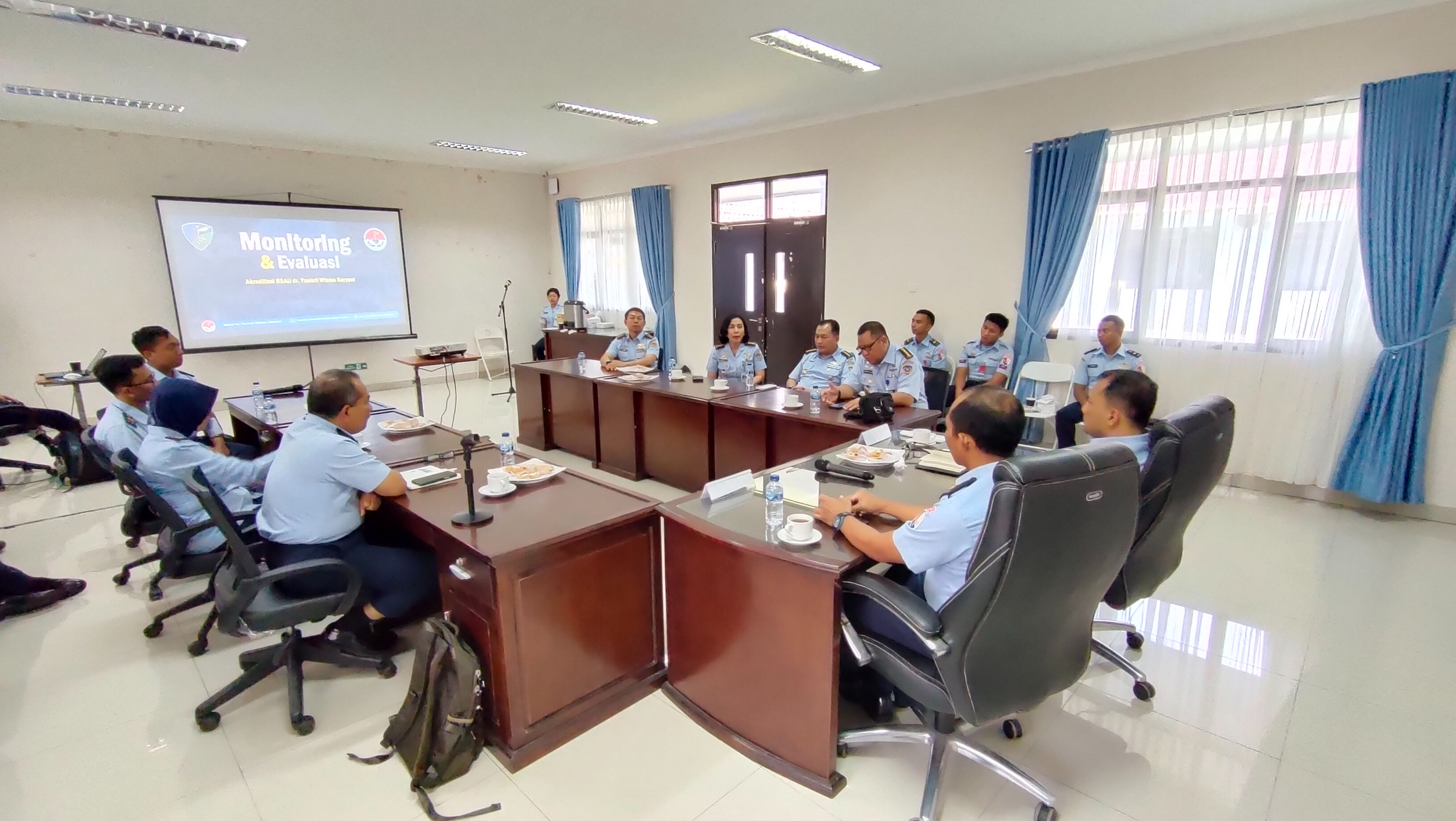 Presentasi Monev yang di sampaikan oleh Karumkit dr. Yuniati Wisma Karyani Lanud Raden Sadjad.